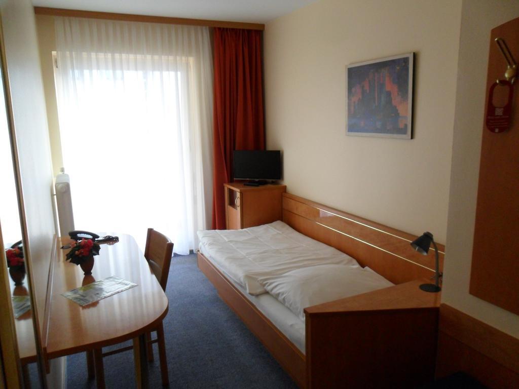 Hotel Europa Пфорцхайм Стая снимка