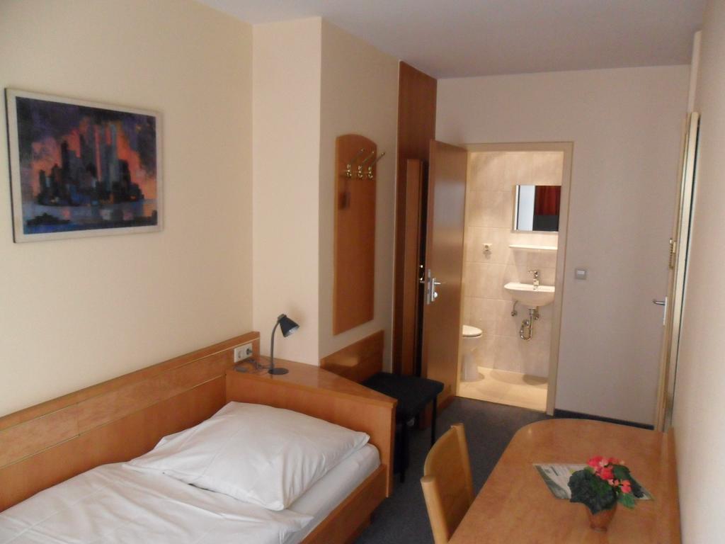 Hotel Europa Пфорцхайм Стая снимка