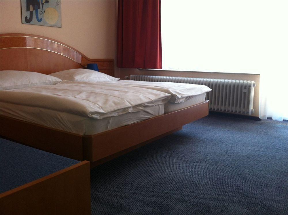 Hotel Europa Пфорцхайм Екстериор снимка