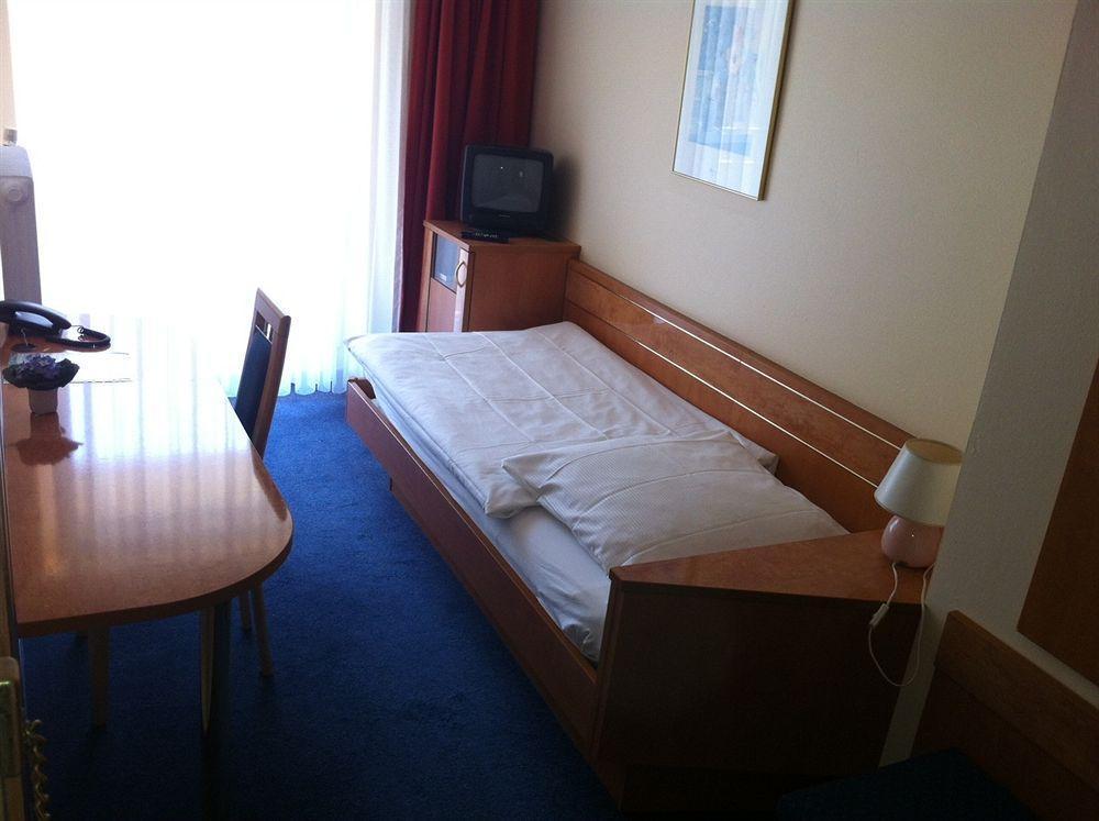 Hotel Europa Пфорцхайм Екстериор снимка