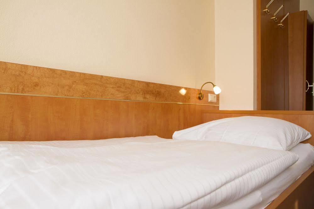 Hotel Europa Пфорцхайм Екстериор снимка